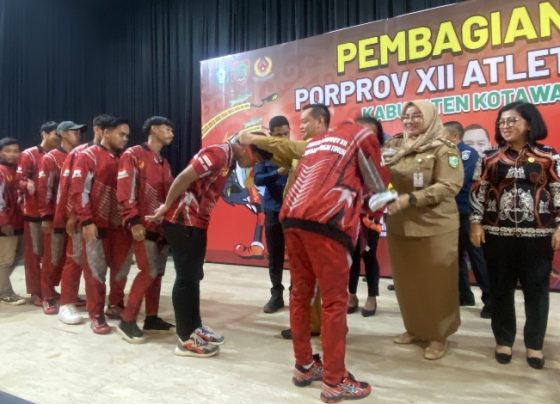 Bupati Kotim Halikinnor didampingi Wabup Kotim Irawati saat mengalungkan medali pada atlet berprestasi Porprov 2023