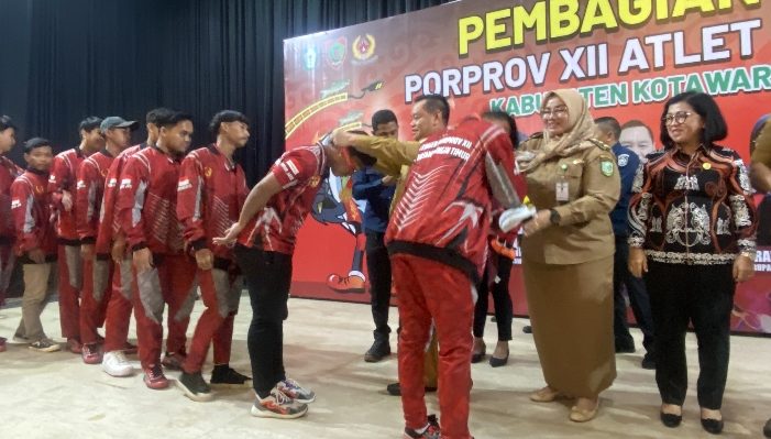 Bupati Kotim Halikinnor didampingi Wabup Kotim Irawati saat mengalungkan medali pada atlet berprestasi Porprov 2023