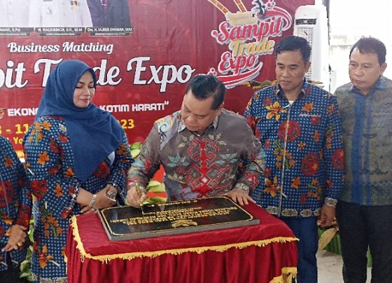 Bupati Kotim, Halikinnor menandatangani prasasti Eks Pasar Mentaya, Sabtu 9 Desember 2023.