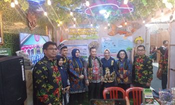 Bupati Kotim Halikinnor mengunjungi salah satu stand kegiatan Sampit Trade Expo dan Business Matching 2024, Sabtu 9 Desember 2023.