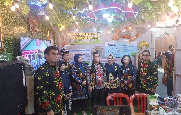 Bupati Kotim Halikinnor mengunjungi salah satu stand kegiatan Sampit Trade Expo dan Business Matching 2024, Sabtu 9 Desember 2023.