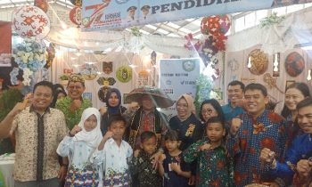 Bupati Kotim, Halikinnor mengunjungi stand Disdik Kotim dalam gelaran Sampit Trade Expo dan Business Matching, Sabtu 9 Desember 2023