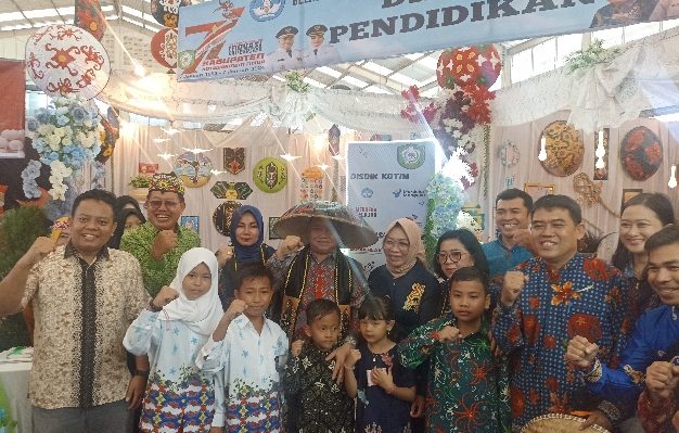 Bupati Kotim, Halikinnor mengunjungi stand Disdik Kotim dalam gelaran Sampit Trade Expo dan Business Matching, Sabtu 9 Desember 2023