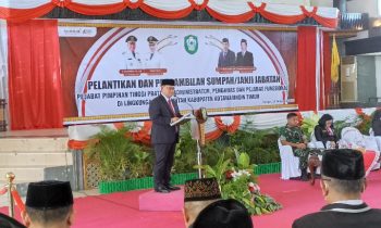 Bupati Kotim, Halikinnor menyampaikan sambutan pada pelantikanpengambilan sumpah janji jabatan pejabat yang dirotasi,  Jumat 29 Desember 2023