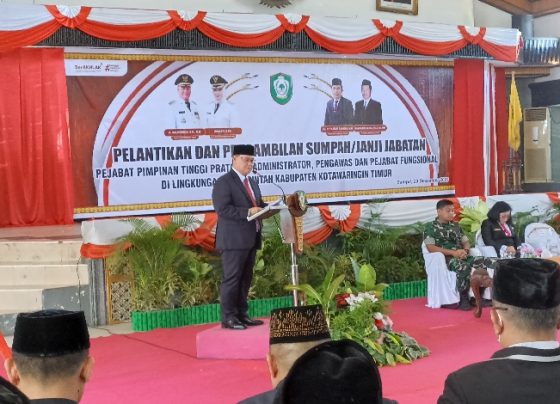 Bupati Kotim, Halikinnor menyampaikan sambutan pada pelantikanpengambilan sumpah janji jabatan pejabat yang dirotasi,  Jumat 29 Desember 2023