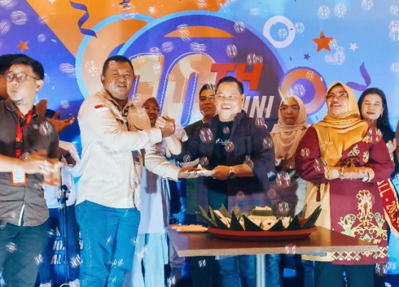 Bupati Kotim, Halikinnor menyerahkan potongan nasi tumpeng sebagai seremonial perayaan HUT satu dekade Citimall Sampit, Sabtu 30 Desember 2023 1