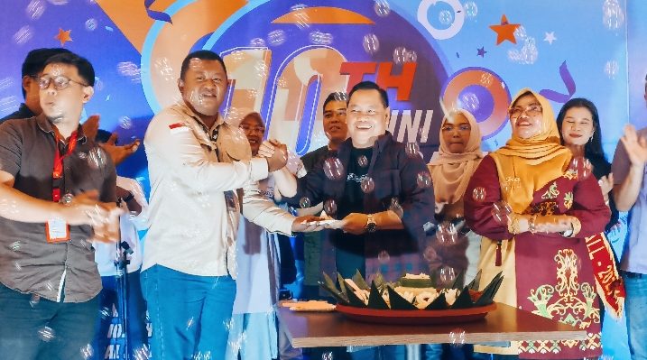 Bupati Kotim, Halikinnor menyerahkan potongan nasi tumpeng sebagai seremonial perayaan HUT satu dekade Citimall Sampit, Sabtu 30 Desember 2023 1