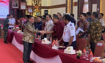 Bupati Kotim Halikinnor saat berjabatan tangan dengan seluruh tamu undangan rapat evaluasi di rumah jabatan, Kamis, 28 Desember 2023