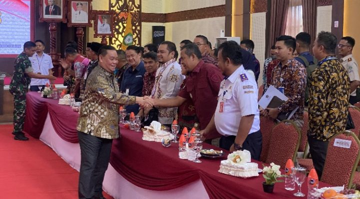 Bupati Kotim Halikinnor saat berjabatan tangan dengan seluruh tamu undangan rapat evaluasi di rumah jabatan, Kamis, 28 Desember 2023