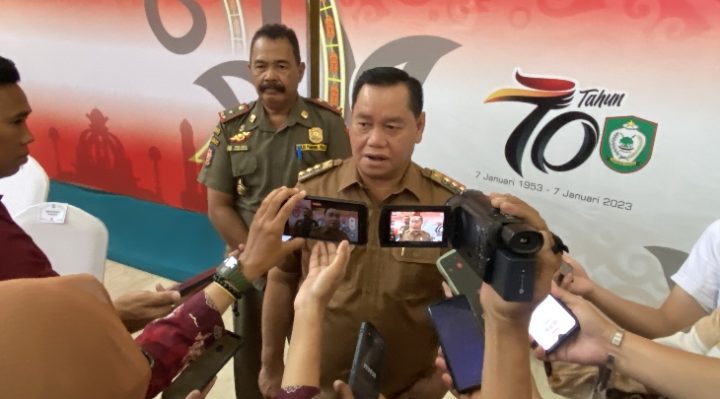 Bupati Kotim Halikinnor saat diwawancarai sejumlah wartawan