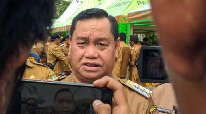 Bupati Kotim Halikinnor saat diwawancarai wartawan terkait kemunculan kasus Covid 19 di Kalteng.