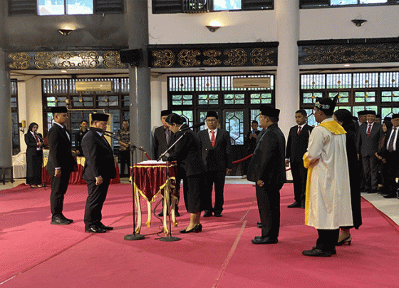 Bupati Kotim Halikinnor saat melantik pejabat diGedung Serbaguna Sampit, Jumat, 1 Desember 2023.