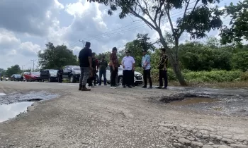 Bupati Kotim Halikinnor saat memantau kerusakan jalan di Samuda, Kecamatan Mentaya Hilir Selatan, Kamis, 14 Februari 2023.