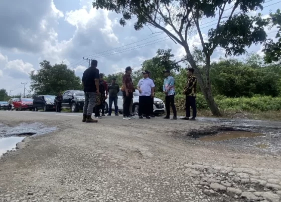 Bupati Kotim Halikinnor saat memantau kerusakan jalan di Samuda, Kecamatan Mentaya Hilir Selatan, Kamis, 14 Februari 2023.