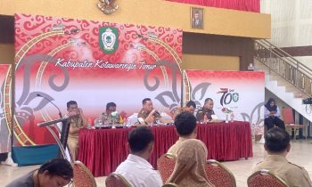 Bupati Kotim Halikinnor saat memimpin rapat Persiapan menghadapi Nataru 2023 2024, yang bertempat di rumah jabatan. Senin, 18 Desember 2023.