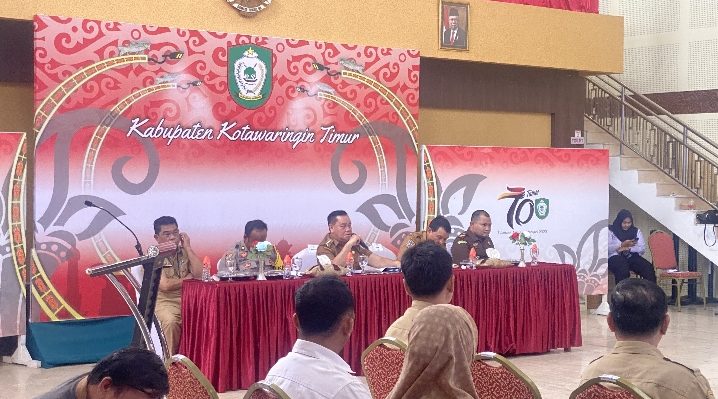 Bupati Kotim Halikinnor saat memimpin rapat Persiapan menghadapi Nataru 2023 2024, yang bertempat di rumah jabatan. Senin, 18 Desember 2023.