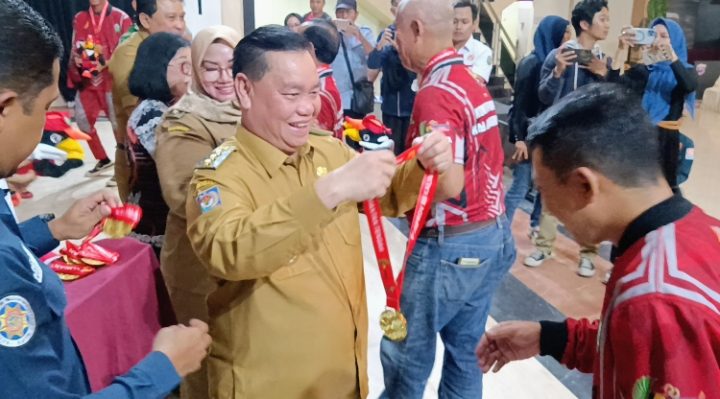 Bupati Kotim Halikinnor saat mengalungkan medali pada atlet berprestasi Porprov XII Kalteng 2023, Senin, 19 Desember 2023.