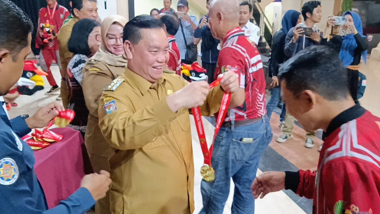 Terima Bonus Porprov, Atlet Kotim Senyum Semringah