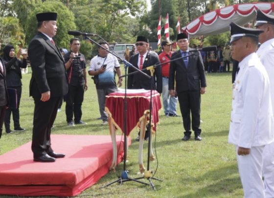 Bupati Kotim Halikinnor saat mengambil sumpah janji Kades, di Halaman Pemda Kotim, Senin, 11 Desember 2023