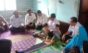 Bupati Kotim Halikinnor saat mengunjungi anak terinfeksi kasi stunting di Desa Telaga Baru, Kecamatan Mentawa Baru Ketapang, Rabu, 13 Desember 2023.