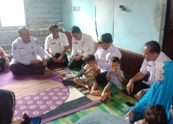 Bupati Kotim Halikinnor saat mengunjungi anak terinfeksi kasi stunting di Desa Telaga Baru, Kecamatan Mentawa Baru Ketapang, Rabu, 13 Desember 2023.