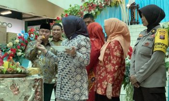 Bupati Kotim Halikinnor saat menyantap nasi tumpeng saat perayaan HUT ke 95 Hari Ibu di PPM Sampit, Kamis 28 Desember 2023.