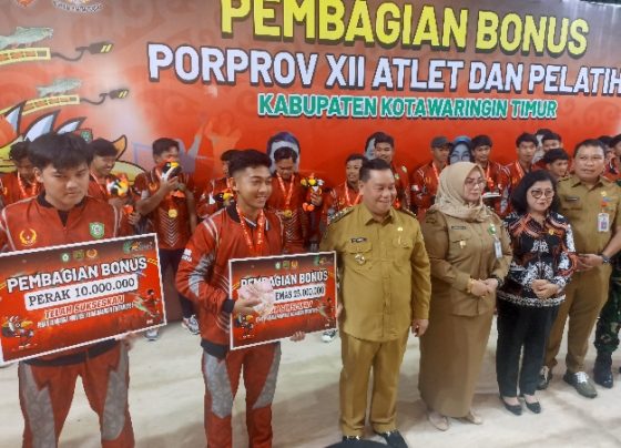 Bupati Kotim, Halikinnor tiga dari kiri membagikan bonus kepada para atlet Porprov Kalteng di Rins Ballroom, Sampit, Selasa 19 Desember 2023