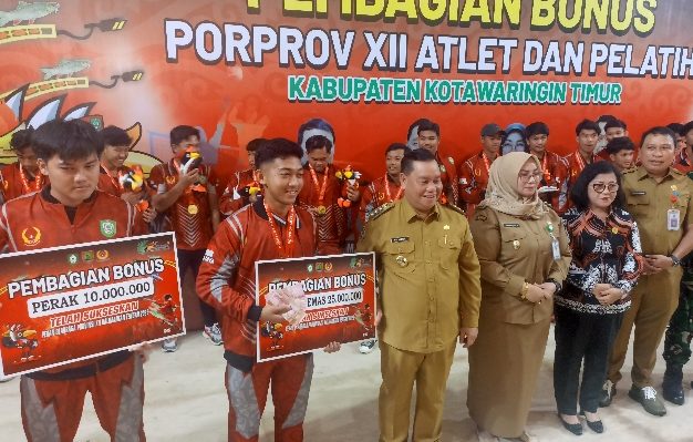 Bupati Kotim, Halikinnor tiga dari kiri membagikan bonus kepada para atlet Porprov Kalteng di Rins Ballroom, Sampit, Selasa 19 Desember 2023