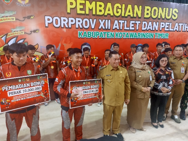 Bagikan Bonus ke Atlet Porprov, Halikinnor: Capaian Medali Emas Kotim Melebihi Target