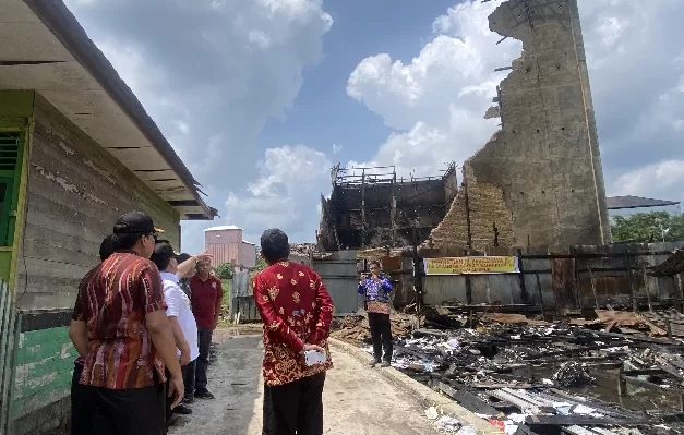 Bupatu Kotim Halikinnor (kemeja lutih) melihat kondisi bangunan pascakebakaran di sekitar SMP 1 MHS, Kamis 14 September 2023