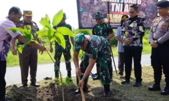 Dandim 1019 Katingan Letkol Inf Anggun Wuriyanto menanam pohon dalam rangka peringatan Hari Juang Ke 78 TNI AD.