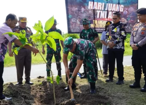 Dandim 1019 Katingan Letkol Inf Anggun Wuriyanto menanam pohon dalam rangka peringatan Hari Juang Ke 78 TNI AD.