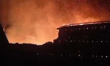 Detik detik gedung sarang walet di Mentaya Hilir Selatan ambruk setelah diterjang kebakaran, Jumat, 8 Desember 2023.