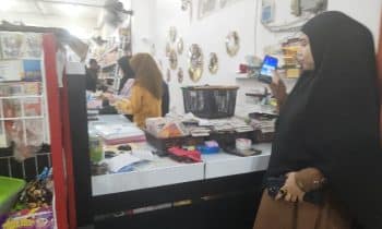 Dila (30), toko kosmetik dan makanan saat menunjukkan handphonenya di curi oleh karyawannya sendiri, Selasa, 12 Desember 2023.
