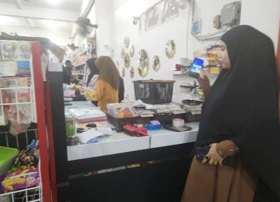 Dila (30), toko kosmetik dan makanan saat menunjukkan handphonenya di curi oleh karyawannya sendiri, Selasa, 12 Desember 2023.