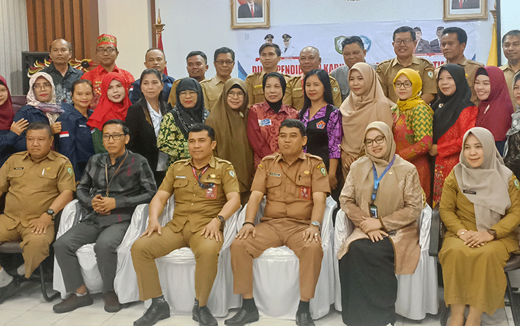 Disdik Kotim Beri Penghargaan Guru Berprestasi dan Sekolah Penggerak