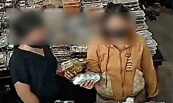 Dua perempuan pelaku pencurian terekam kamera CCTV melakukan pencurian di sebuah toko di Sampit.