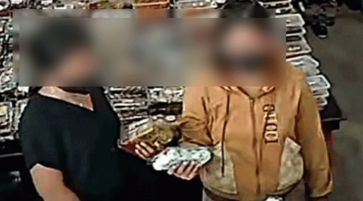 Dua perempuan pelaku pencurian terekam kamera CCTV melakukan pencurian di sebuah toko di Sampit.