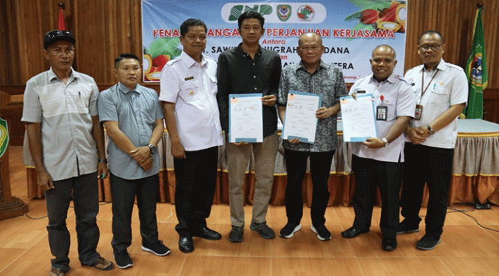 Foto bersama usai penandatanganan PKS PT SNP dengan Koperasi Pelangi Sawit Sejahtera disaksikan Pj Bupati Seruyan Djainuddin Noor.