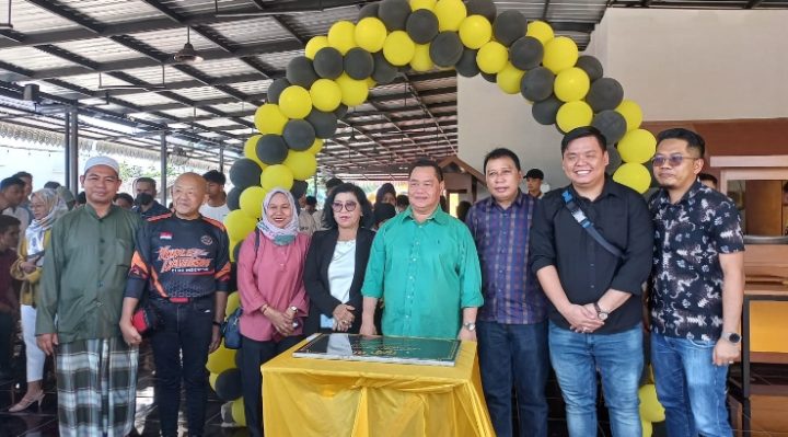 Halikinnor meresmikan salah satu restoran di Sampit, Selasa 26 Desember 2023