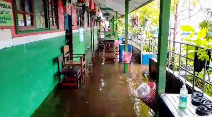 Hujan terus menerus, sejumlah sekolah di sampit tergenang air, Senin 4 Desember 2023.