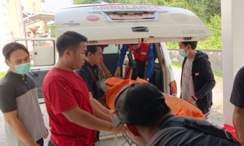 Jasad Ari Oktavianto saat dievakuasi petugas ke kamar jenazah RSUD dr Murjani Sampit, Sabtu, 23 Desember 2023.