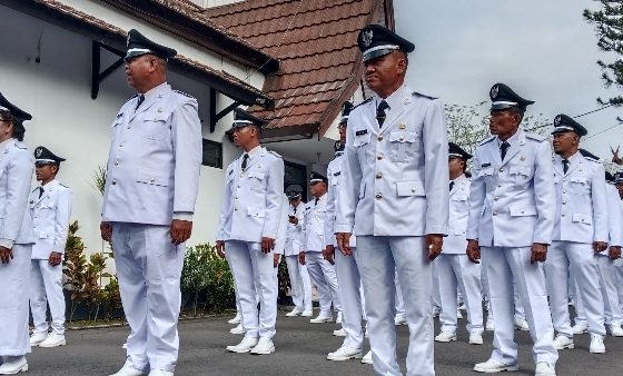 Kades yang baru dilantik oleh Bupati Kotim Halikinnor di Halaman Kantor Pemda, Senin, 11 Desember 2023.