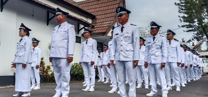 Kades yang baru dilantik oleh Bupati Kotim Halikinnor di Halaman Kantor Pemda, Senin, 11 Desember 2023.