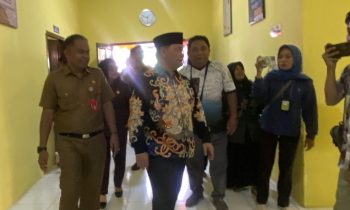 Kadis Sosial Wiyono saat mendampingi Bupati Kotim Halikinnor mengecek ruangan di Rumah Singgah Dinsos Kotim, Senin, 11 Desember 2023.