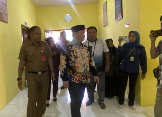 Kadis Sosial Wiyono saat mendampingi Bupati Kotim Halikinnor mengecek ruangan di Rumah Singgah Dinsos Kotim, Senin, 11 Desember 2023.