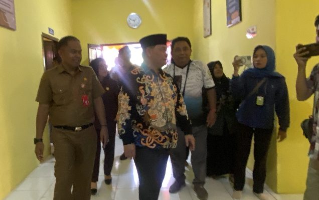 Kadis Sosial Wiyono saat mendampingi Bupati Kotim Halikinnor mengecek ruangan di Rumah Singgah Dinsos Kotim, Senin, 11 Desember 2023.