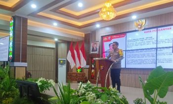Kapolda Kalteng Irjen Djoko Poerwanto menyampaikan pres rilis akhir tahun di Aula Arya Dharma Polda setempat, Jumat, 29 Desember 2023.