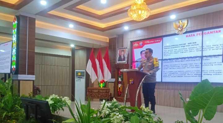 Kapolda Kalteng Irjen Djoko Poerwanto menyampaikan pres rilis akhir tahun di Aula Arya Dharma Polda setempat, Jumat, 29 Desember 2023.