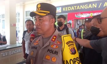 Kapolres Kotim AKBP Sarpani diikuti para anggota yang sedang membawa saksi (jaket abu abumasker hitam) berinisial RA teman sekolah korban